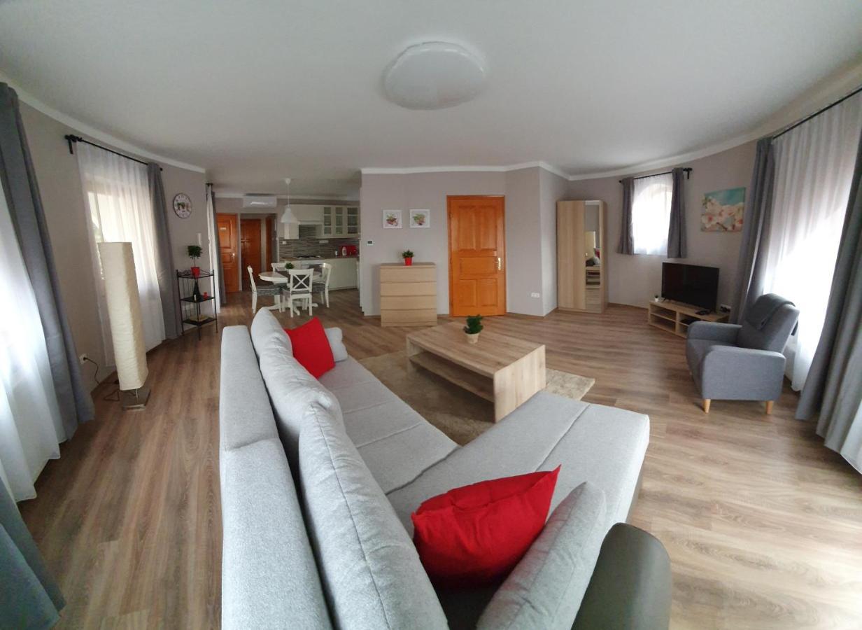 Pannonia Apartman Esztergom Buitenkant foto