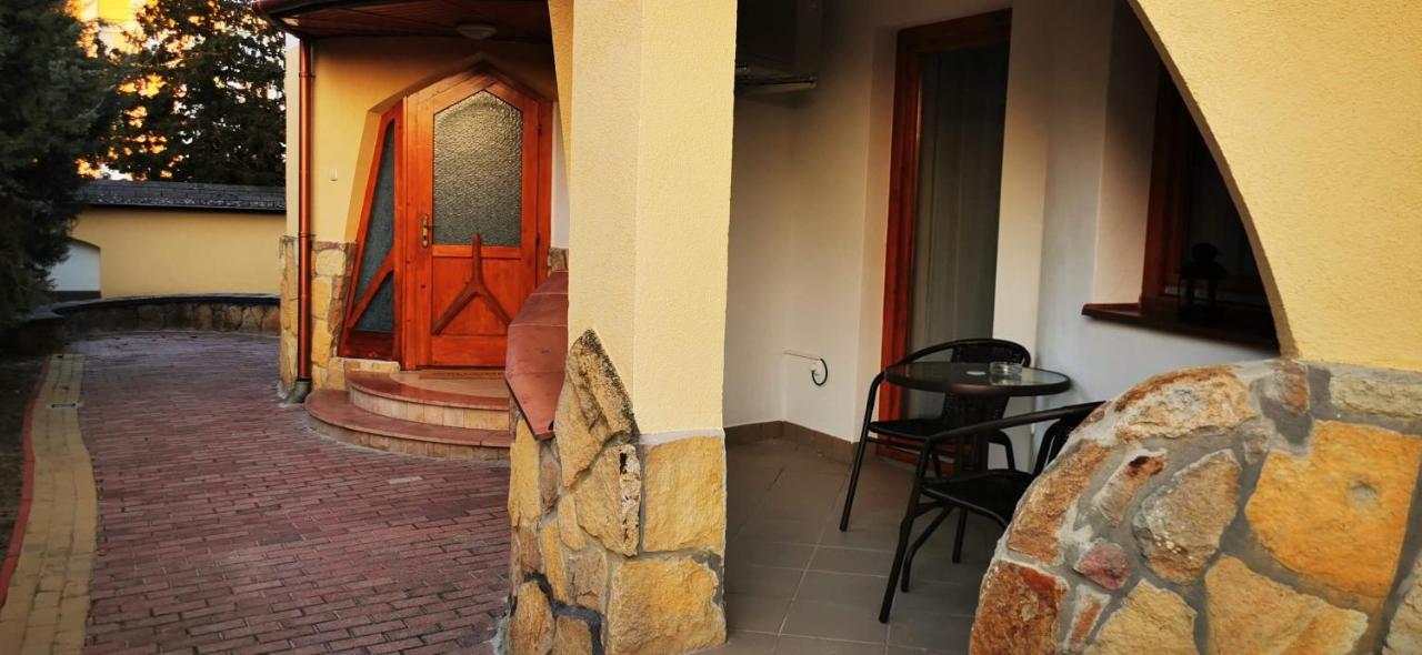 Pannonia Apartman Esztergom Buitenkant foto