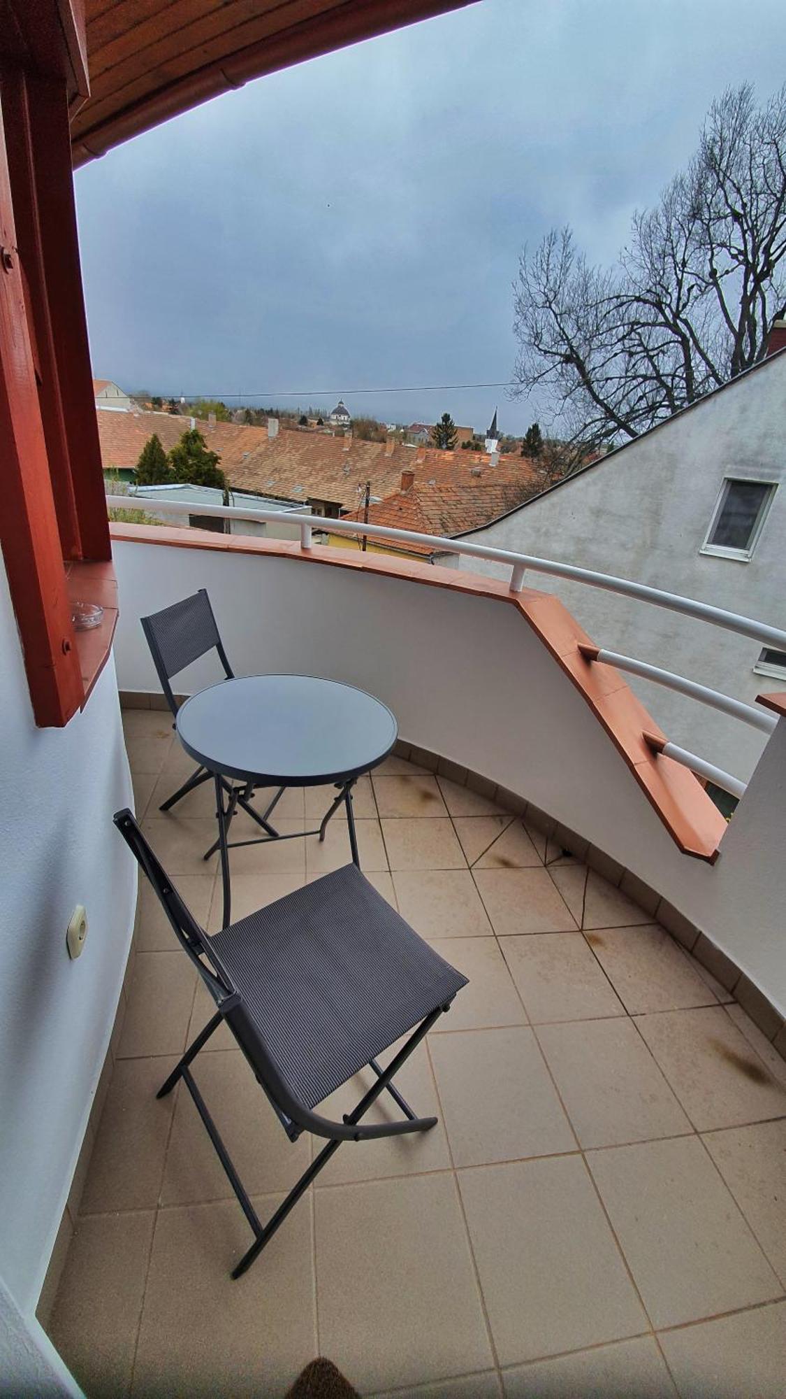 Pannonia Apartman Esztergom Kamer foto