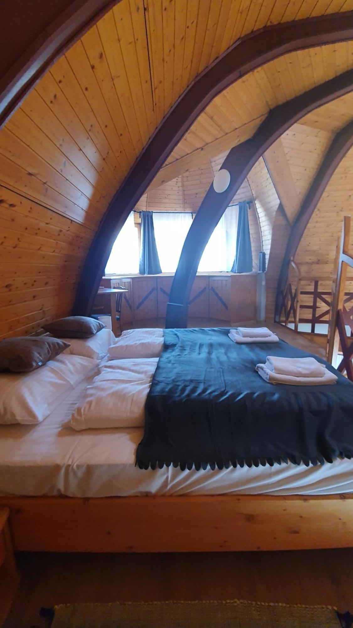 Pannonia Apartman Esztergom Kamer foto