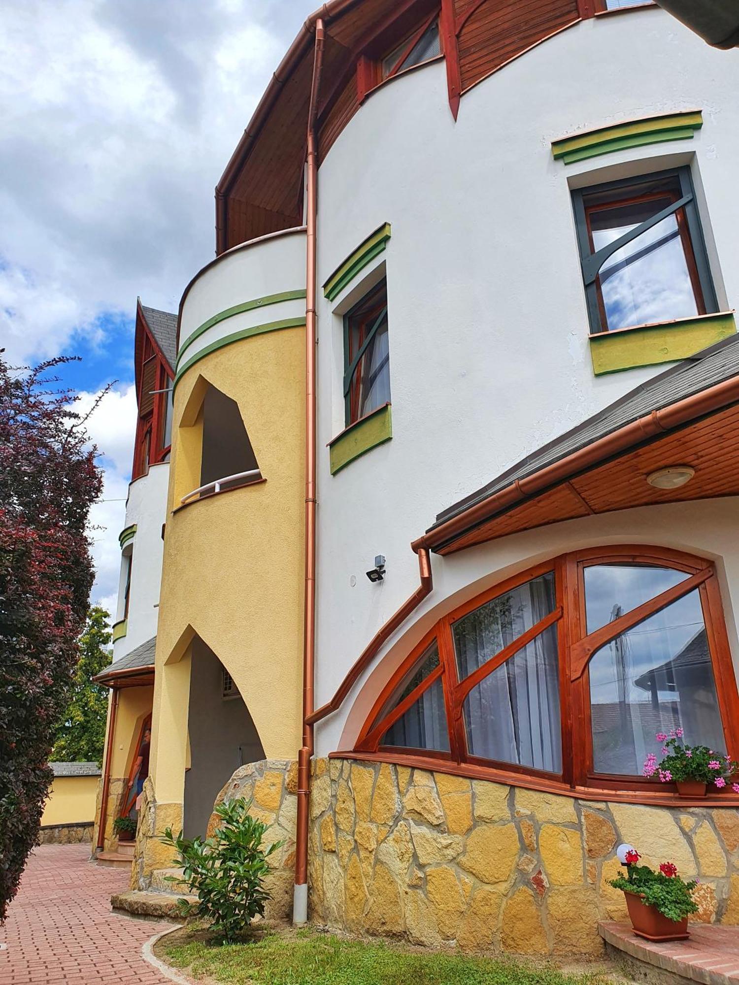 Pannonia Apartman Esztergom Kamer foto